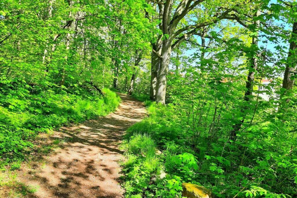 Boende - Stuga Nara Naturen, 3 Km Fran Motala Centrum Av Privat Vard Exterior photo